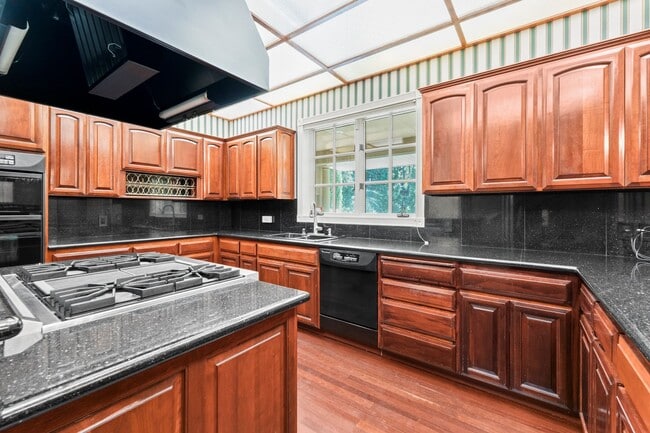 Building Photo - "Experience Luxury Living: Expansive 4-Bedroom Retreat Estate with Scenic Views and Elegant Finis...