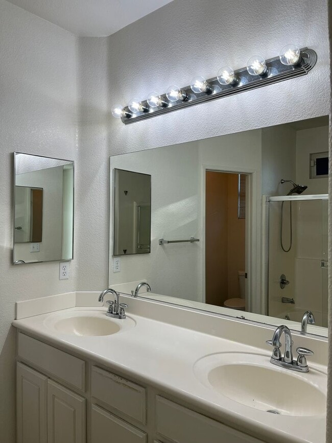 Building Photo - 3 bedroom- 2 bath Home in Victorville!