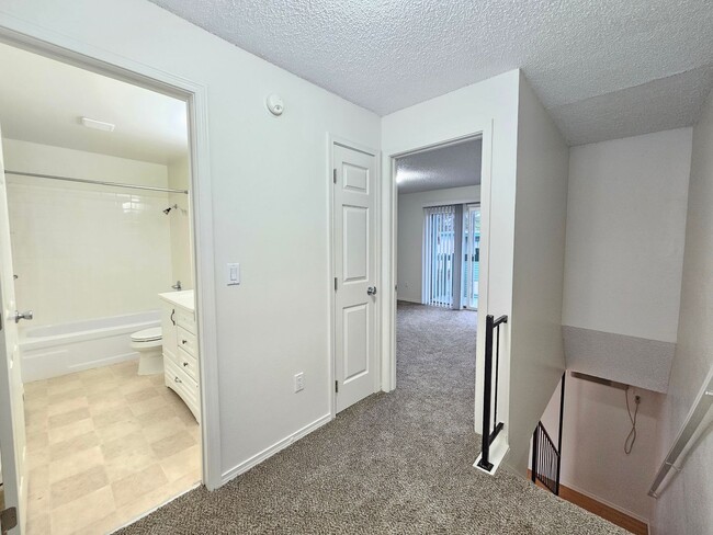 Building Photo - $1,195 - 1 Bed / 1 Bath Spacious Two-Story...