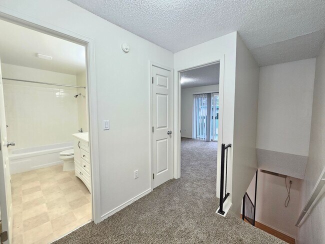 Building Photo - $1,250 - 1 Bed / 1 Bath Spacious Two-Story...