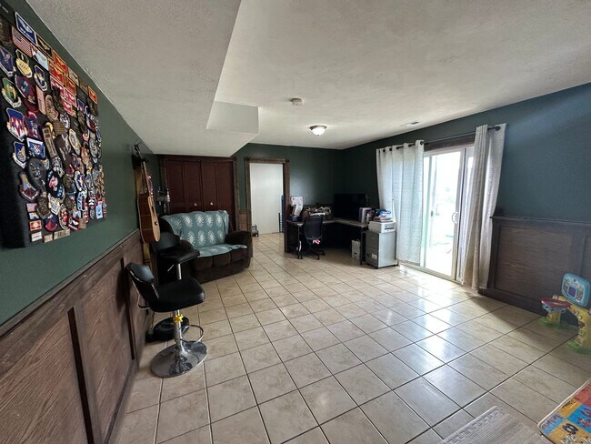 Building Photo - 4BR/3BA Medical Lake House!