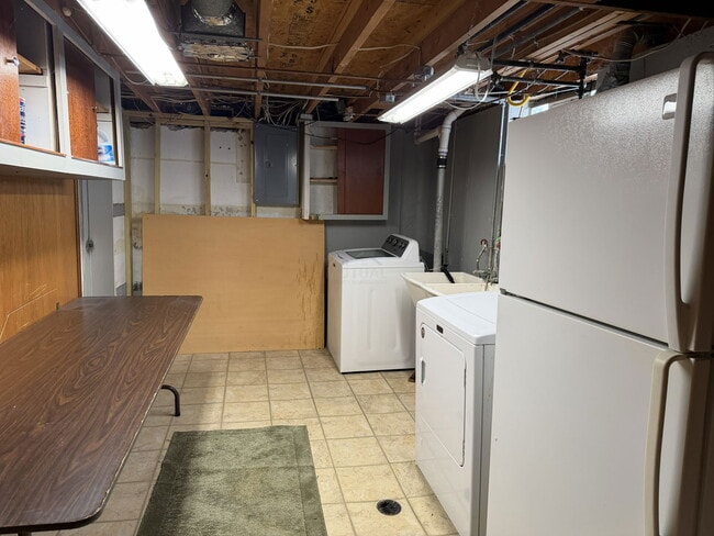 Building Photo - 33042 Slocum Dr