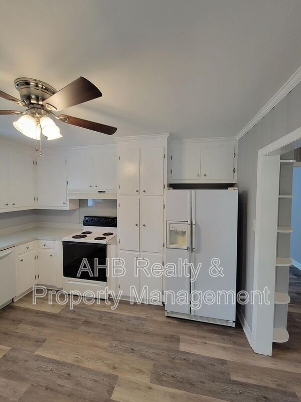 Building Photo - 801 Sycamore Rd