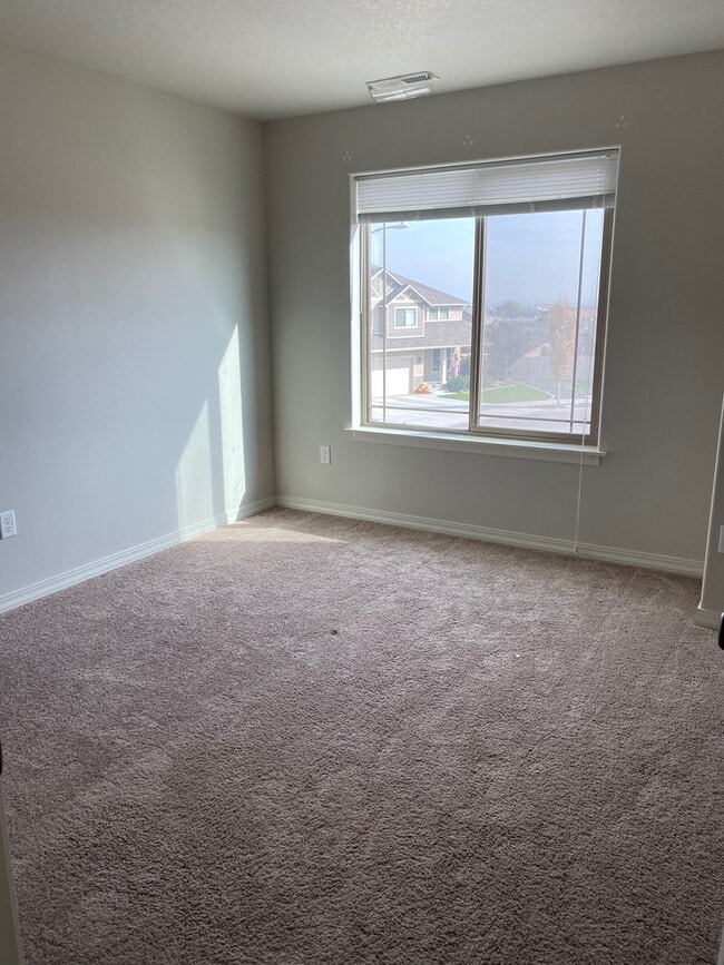 Building Photo - Four Bedroom Three Bath in Southridge!