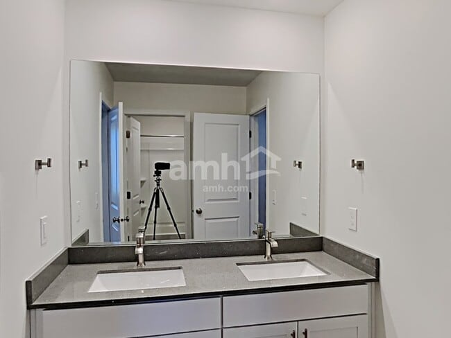 Building Photo - 2431 E Frontier St