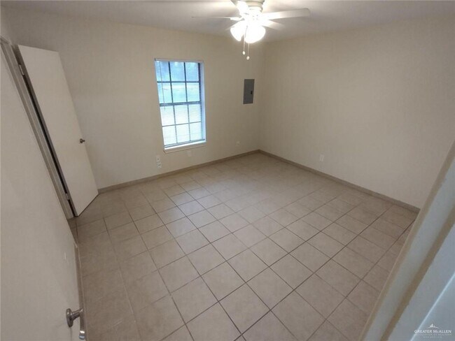 Building Photo - 15 Tulip Ave