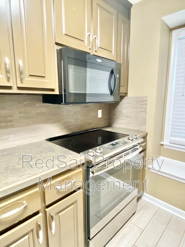 Building Photo - 211 Crestwood Ct