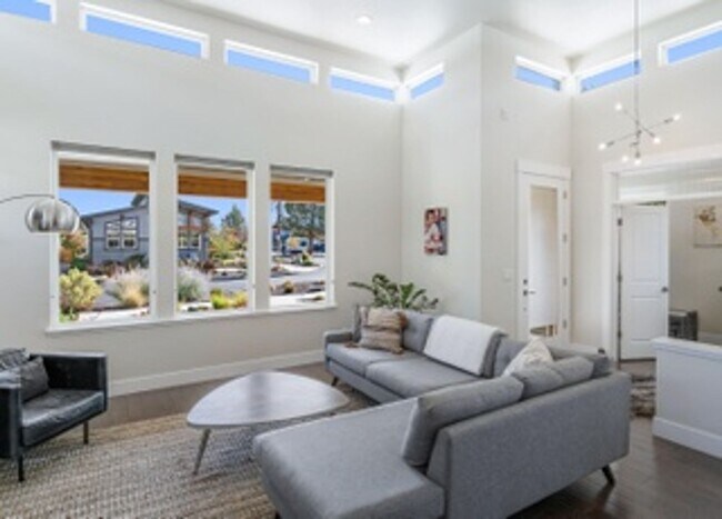 Building Photo - Beautiful Mid-Century Modern Home with lot...