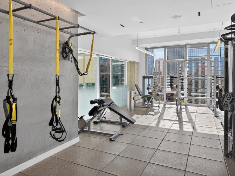 Building Photo - 167 N Desplaines St