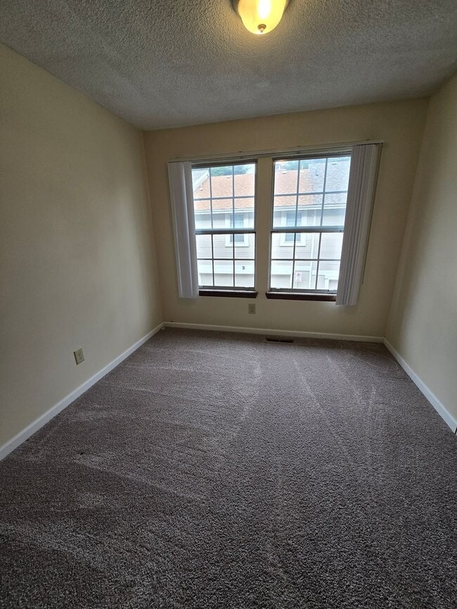 Building Photo - Stunning Townhome with Prime Location and ...