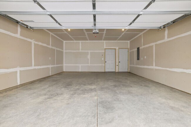 Building Photo - Model 3 Bedroom Town Home