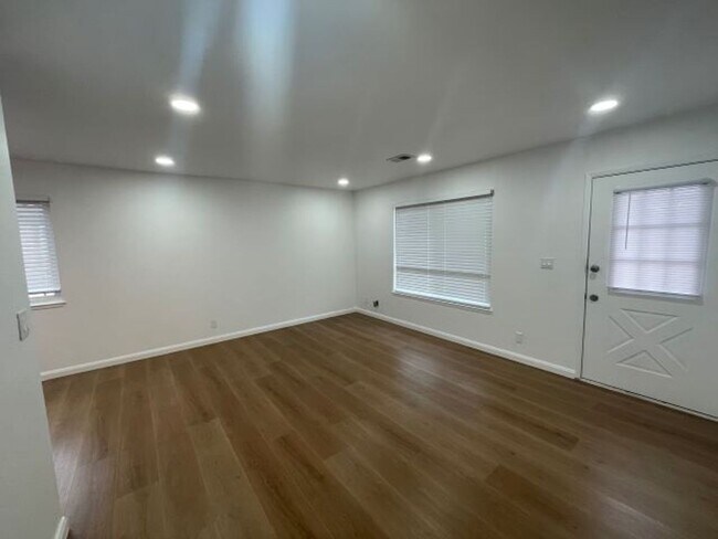 Building Photo - Completely remodeled condo in Union City has all the bells & whistles.