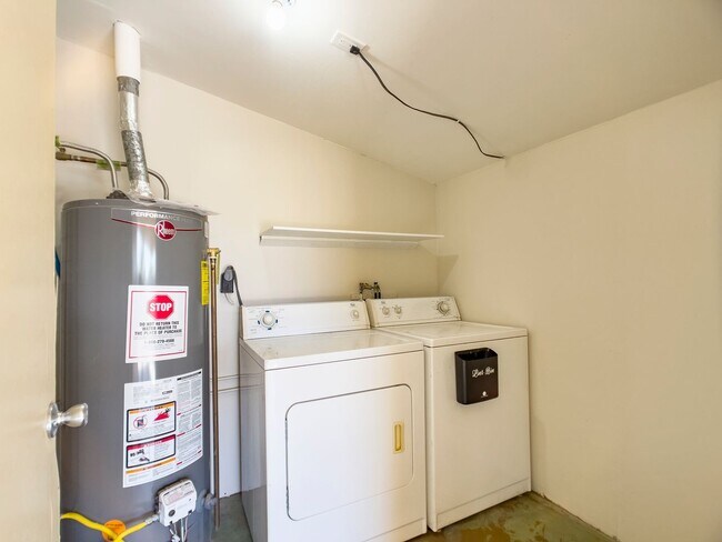 Building Photo - 1913 E El Parque Dr