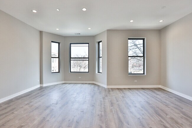 Building Photo - 1542 N Oakley Blvd