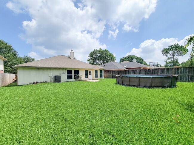 Building Photo - 16807 Sussex Dr