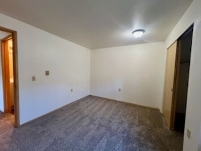 Building Photo - 1409 Bradley Ln