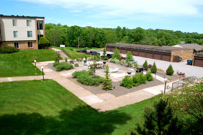 Primary Photo - Highland Chateau