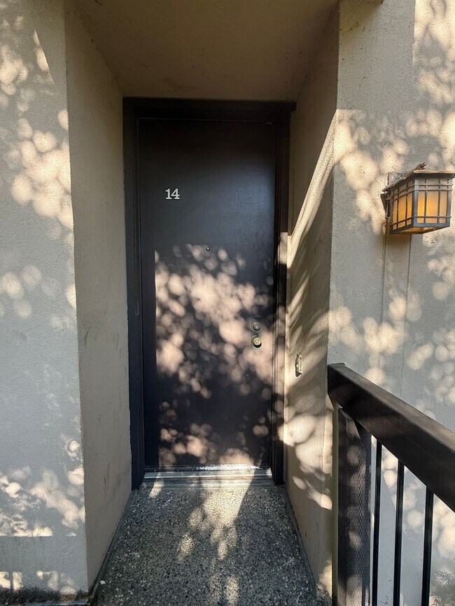 Building Photo - 1 bed 1 bath available in the Arden area of Sacramento!