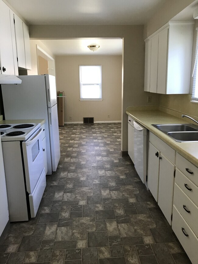 Building Photo - 3 bed/2 bath house