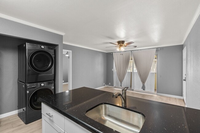 Building Photo - Ihona Townhome 1BR, 1BA, 1PKG, AC, W/D