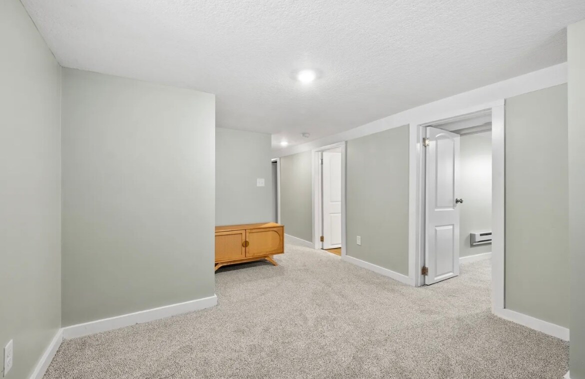 Family Room - 319 Earl St
