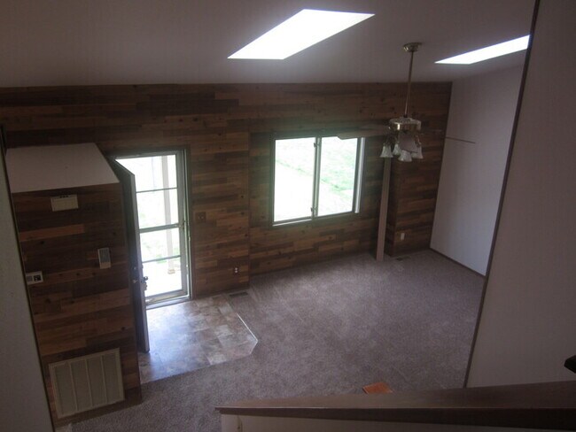 Building Photo - 3 Bedroom 2 Bath Tri Level Home with 2 Car...