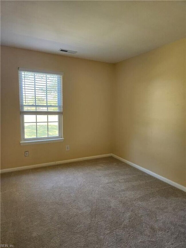 Building Photo - Newly Renovated Condo in Salem