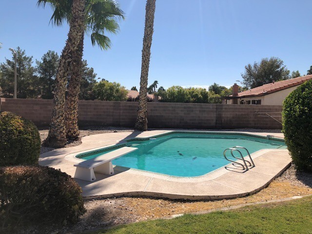 Building Photo - Absolutely gorgeous 4 Bed 3 Bath in Green ...