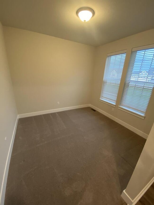 Building Photo - 265 Farmstead Dr E