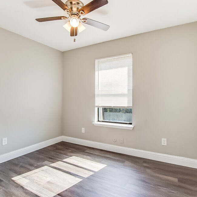 Building Photo - 406 Noble Ave