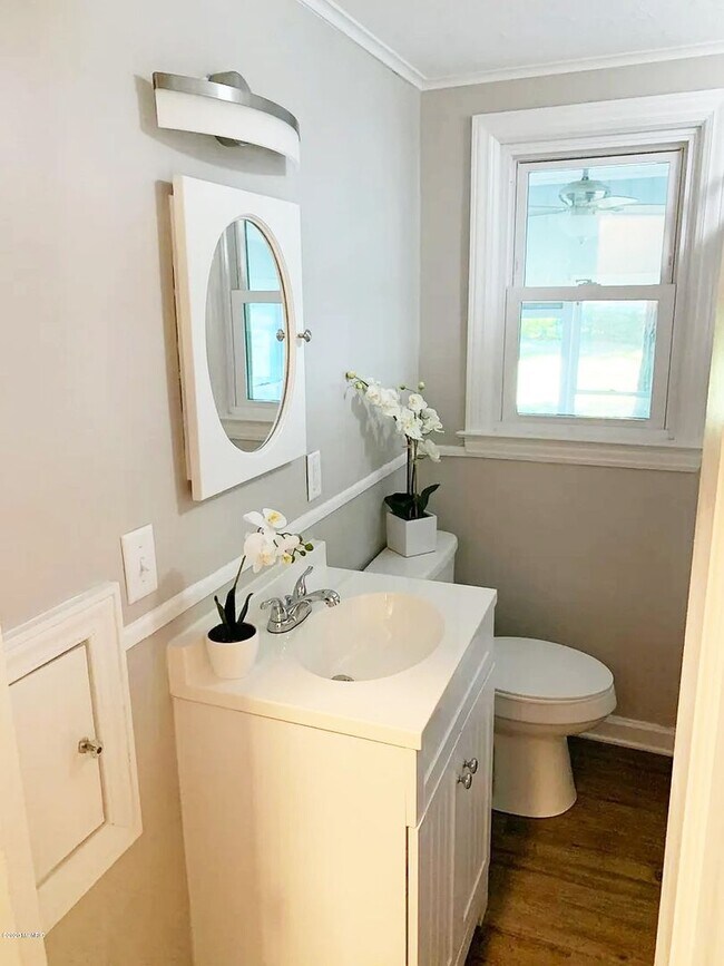 Building Photo - 3 Bedroom Home On Holland's North Side