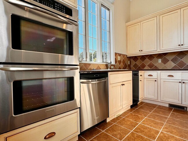 Building Photo - Private Farm Home in North Garden - Enjoy Fantastic Views - Main Level Primary Suite!