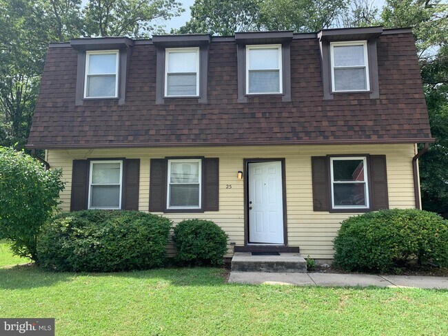 Primary Photo - 25-26 Deedre Ln-