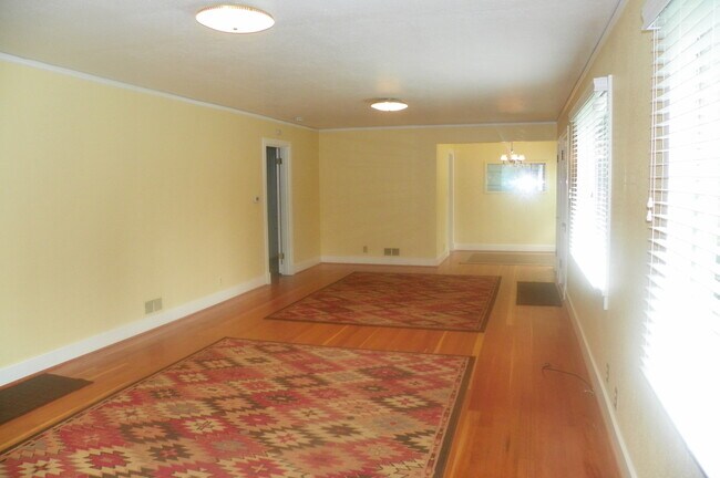 Building Photo - PETS CONSIDERED! Located in Bend's HISTORIC District, Walk to Drake Park! A/C, All Appliances, Ha...