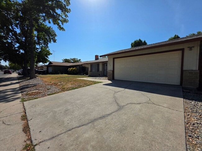 Building Photo - 3-bedroom single story in east Modesto nei...