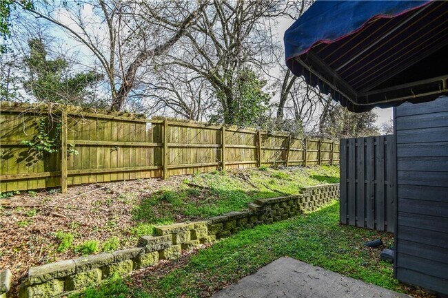 Building Photo - 3338 Sims St