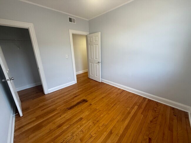 Building Photo - 7346 N Damen Ave