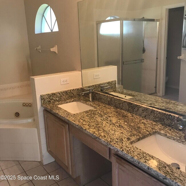 Building Photo - 3166 Lago Vista Dr