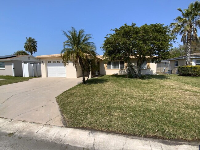 Building Photo - Beautiful 2 bed, 2 updated baths home in the sought-after boating community of Gulf Harbors.