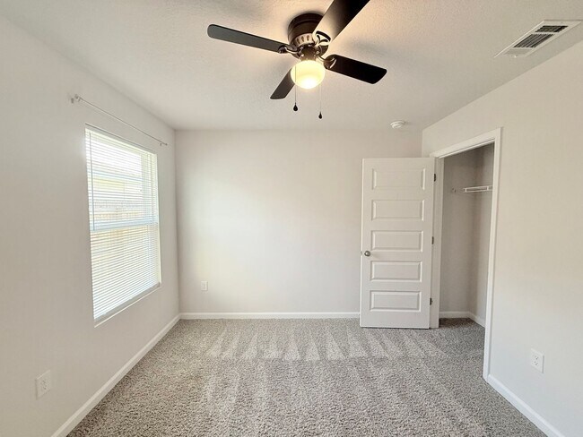 Building Photo - 4-Bedroom Home - Woodlands