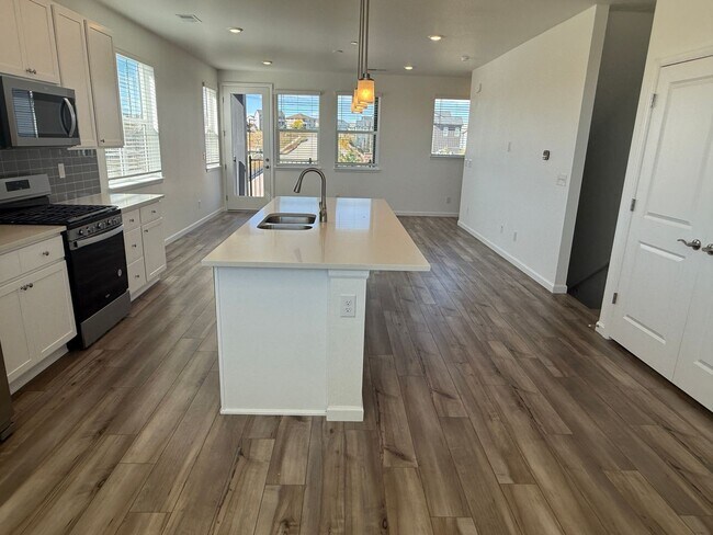 Building Photo - BRAND NEW 3 bedroom townhome in Castle Pines!