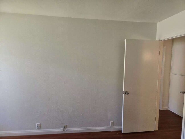 Building Photo - Spacious 3-bed, 2-bath condo is located in the heart of UTC, right on the UCSD bus line! It featu...