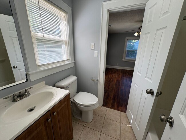 Building Photo - Charming 2 Bedroom home in Ashley Park