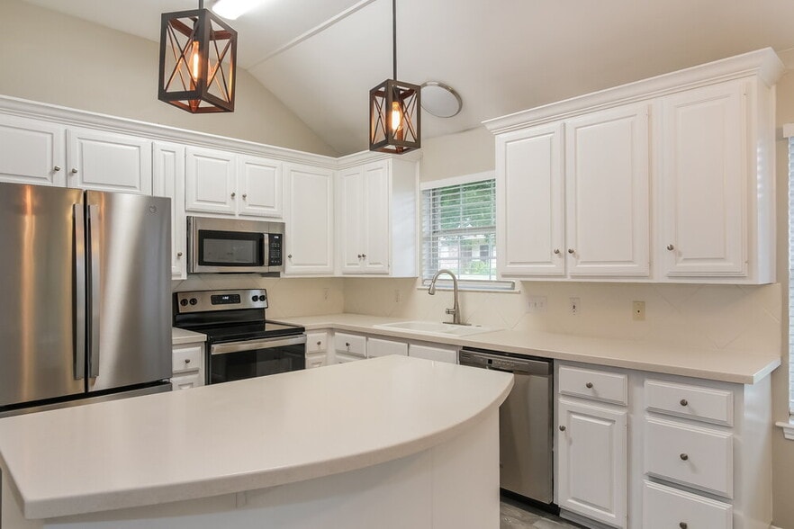 Building Photo - 200 Woodstone Dr