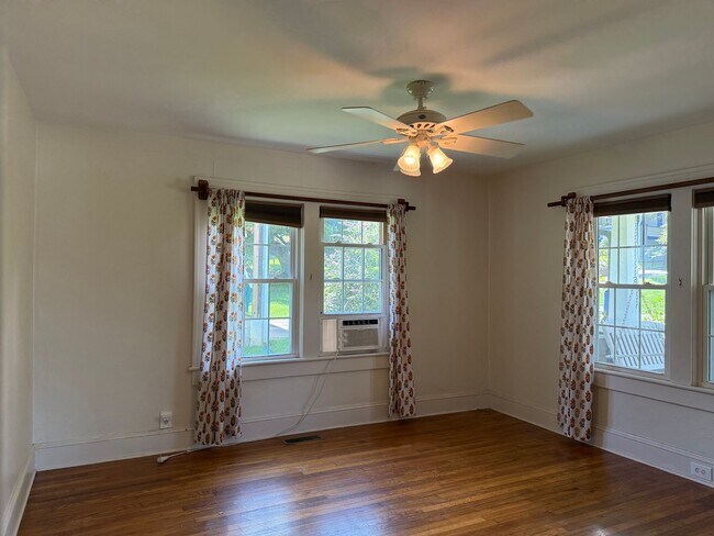 Building Photo - Fantastic 3 Bedroom Bungalow