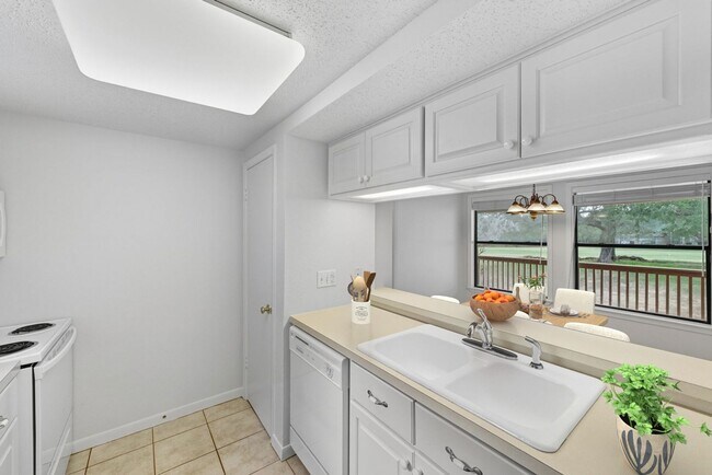 Building Photo - Nestled in the Heart of Golf Course in Woodcreek