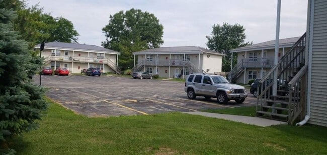 Building Photo - 2 BR 1 BA Lower Level Apartment newly Remo...