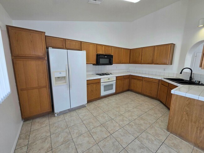 Building Photo - Charming & Spacious Las Vegas Home with Prime Location and Endless Potential