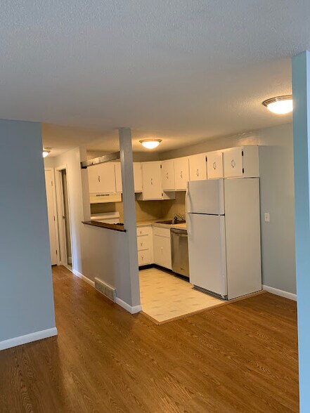 Building Photo - 18 Surrey Dr