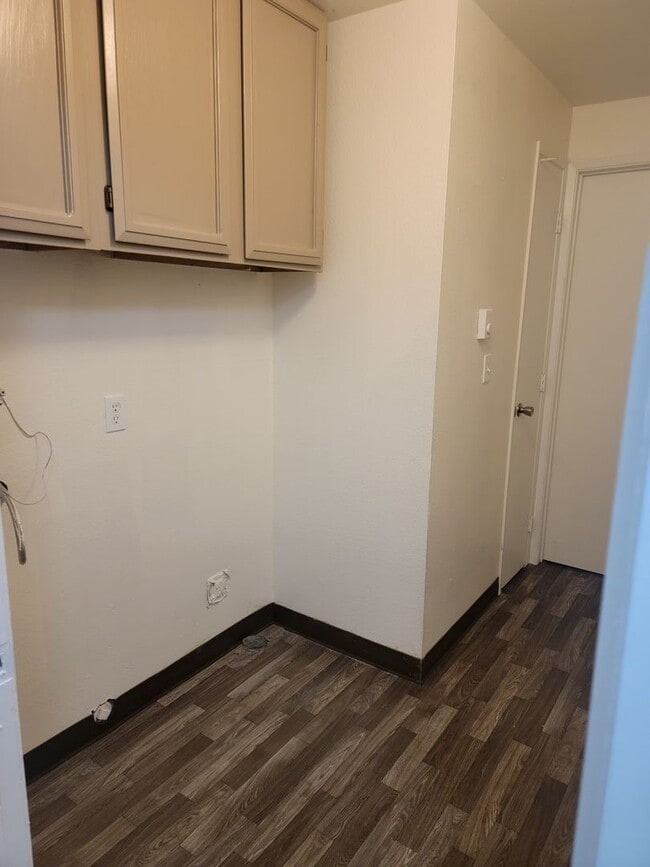 Building Photo - Spacious Spanaway rambler with covered patio and fenced yard.